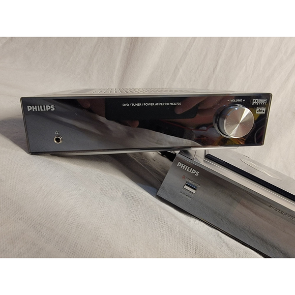 Philips MCD702 DVD Micro Theatre/Tuner Combo - Picture 3 of 5